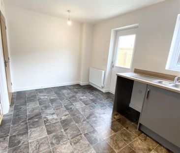 2 bedroom end of terrace house to rent - Photo 4