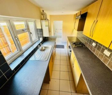 3 bedroom end of terrace house to rent - Photo 2