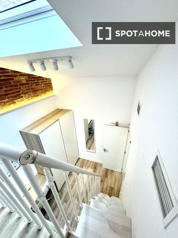 barcelona, Catalonia 08026 - Photo 2