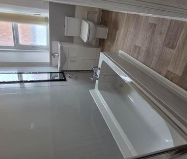 3 bedroom flat to rent - Photo 5