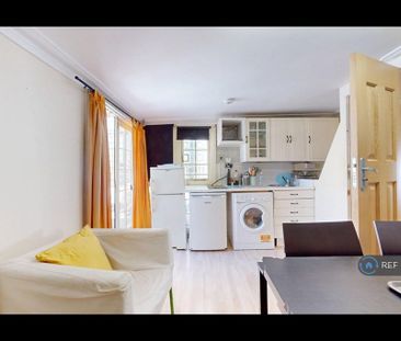1 bedroom in a flat share to rent - Photo 6