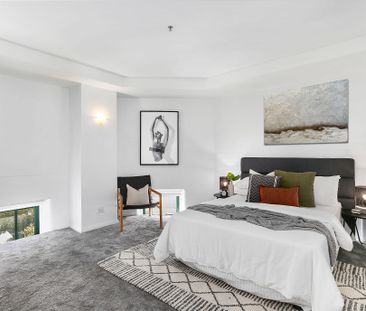 Split level warehouse style apartment with secure parking - Photo 4