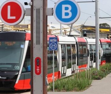 Split Level One Bedroom Apartment with Courtyard - Photo 2
