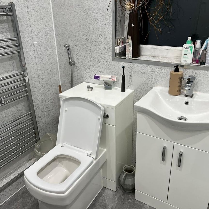 Room in a Shared House, Gill Street, M9 - Photo 1