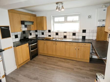 3 bedroom flat to rent - Photo 3