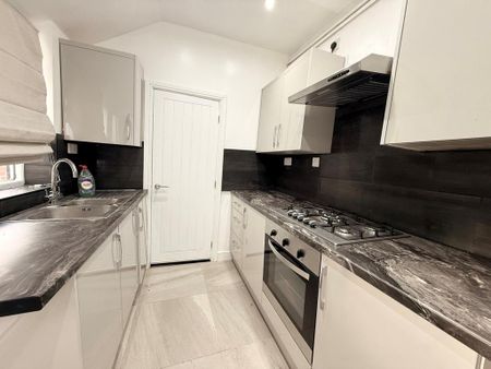 3 bedroom terraced house to rent - Photo 5