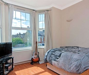 This three bedroom flat on Tooting Bec Road would be ideal for prof... - Photo 3