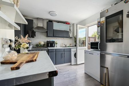 3 bedroom terraced house to rent - Photo 4