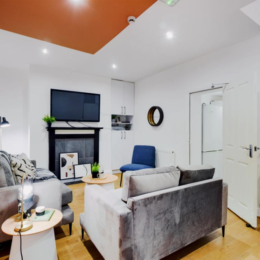 6 Bedroom House - Photo 1