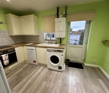 2 bedroom end of terrace house to rent - Photo 3