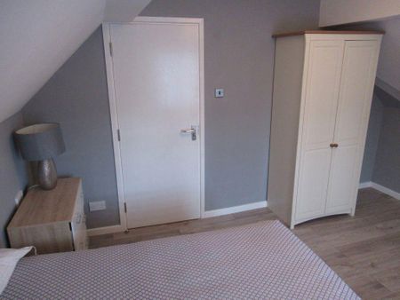 3 bedroom flat to rent - Photo 3