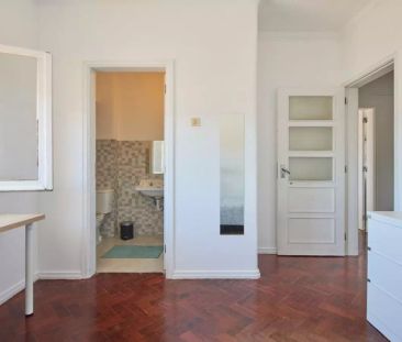 Room in a shared 5-bedroom apartment for rent in Lisbon. - Photo 6