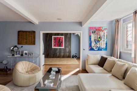 A beautifully crafted apartment with access to private gardens, situated on one of South Kensington’s most prestigious garden squares. - Photo 3