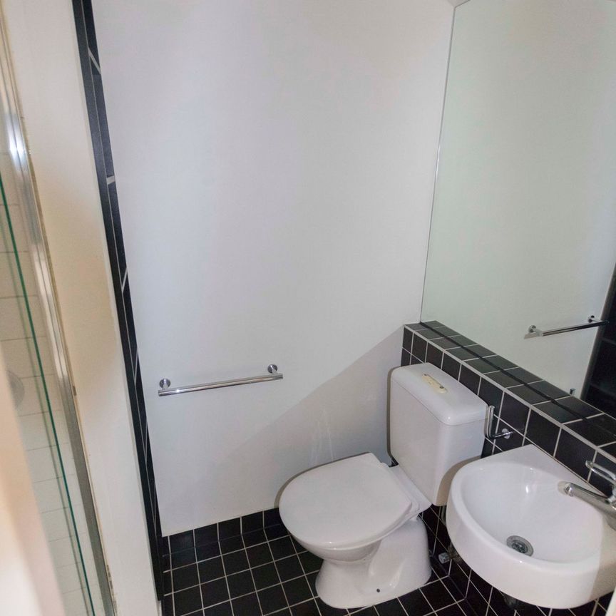 Furnished Stylish Studio Apartment -STUDENTS ONLY - Photo 1