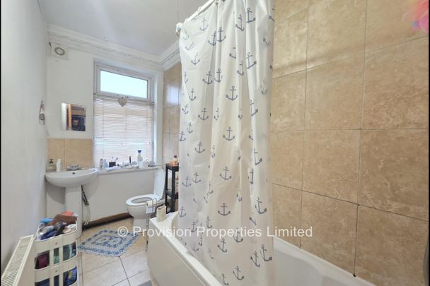 5 Bedroom Student Properties Leeds - Photo 1
