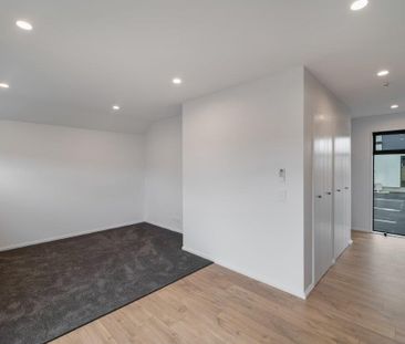 Standalone town house with parking - Photo 1