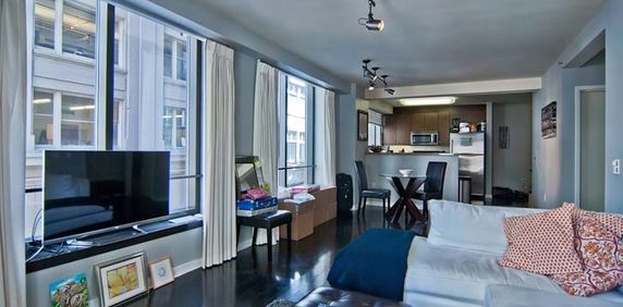 MODERN 1 BEDROOM APARTMENT IN CENTRAL TORONTO - Photo 2