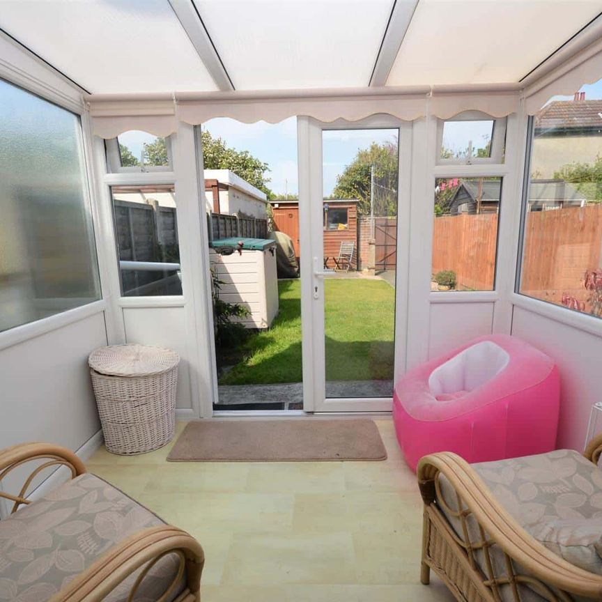 Somerton Avenue, Lowestoft - Photo 1