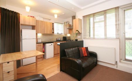 1 bedroom in a flat share to rent - Photo 4
