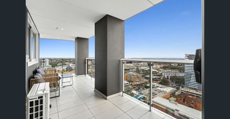 Sleek Apartment with Skyline Views - Photo 4