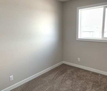 Gorgeous Pet Friendly 3-Bed Townhome in Aspen Lakes Blackfalds!! - Photo 2