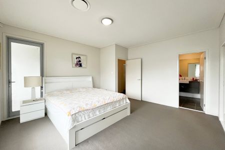 3 Bedroom 2.5 Bathroom 2 Locked Garage Remote Control - Photo 4