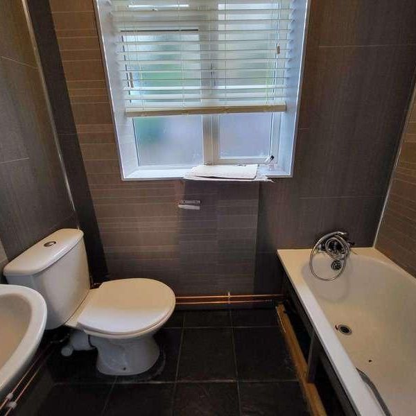 Ruthin Close, Luton, LU1 - Photo 1