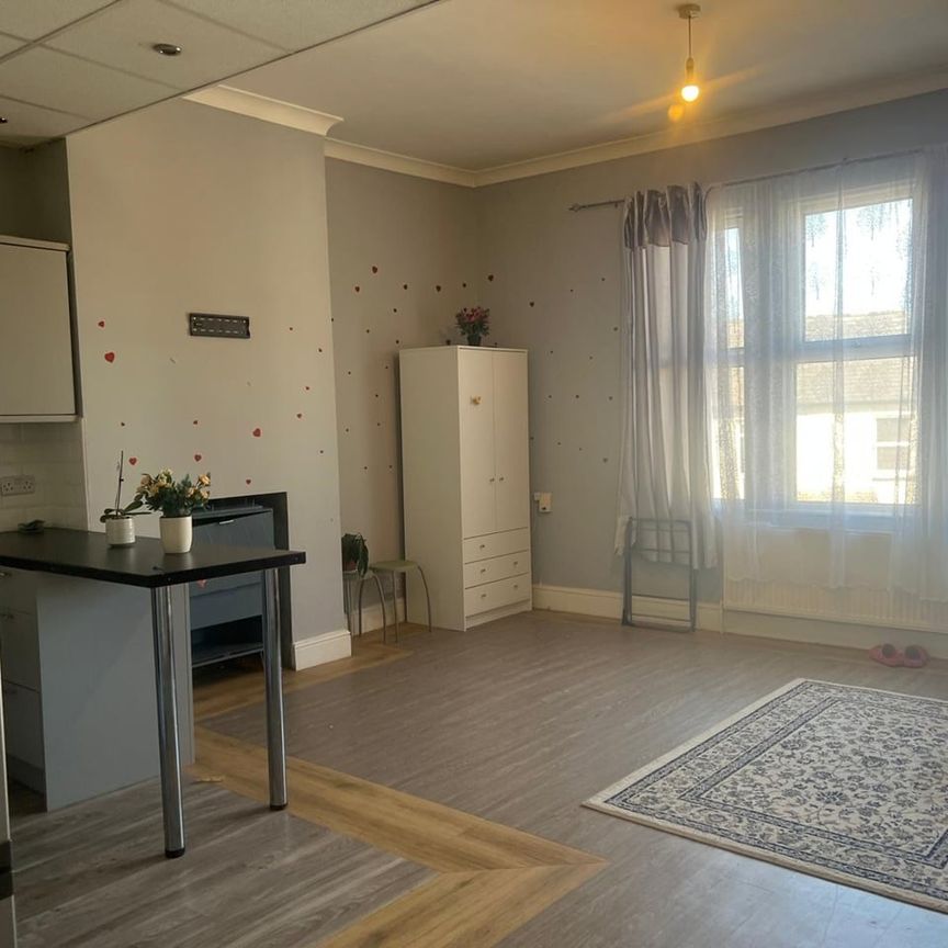 2 Bed Flat, Cherry Orchard Road, CR0 - Photo 1