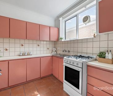 TOP-FLOOR APARTMENT WITH CITY VIEWS IN A BOUTIQUE BLOCK OF 18! - Photo 3