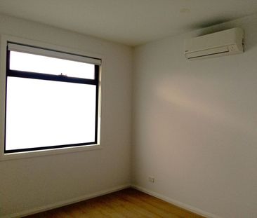 LUXURY 2 BEDROOM 2 STORY TOWNHOUSE - Photo 3