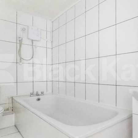 Superbly located, bright and airy ground floor private development - Photo 3