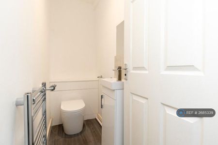 3 bedroom terraced house to rent - Photo 3