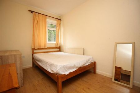 4 bedroom semi-detached house to rent - Photo 3