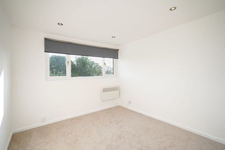 3 bedroom Terraced House to rent - Photo 2