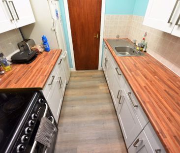 3 bedroom Flat in Hollybank, Leeds - Photo 5