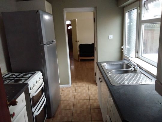 4 Bed Terraced House, Humber Avenue, CV1 - Photo 1