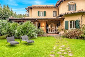 Elegante villa con giardino a due passi dal mare