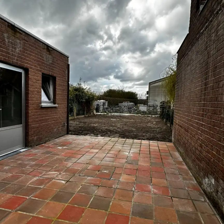 Gerenoveerde rijwoning te huur in Zele - Photo 1