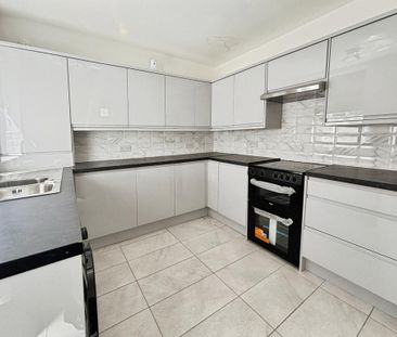 4 bedroom terraced house to rent - Photo 3
