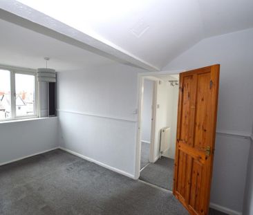 3 bedroom end of terrace house to rent - Photo 2
