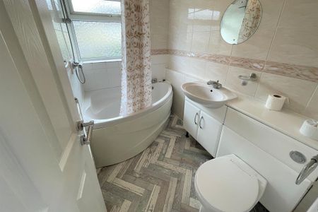 4 bedroom semi-detached house to rent - Photo 2