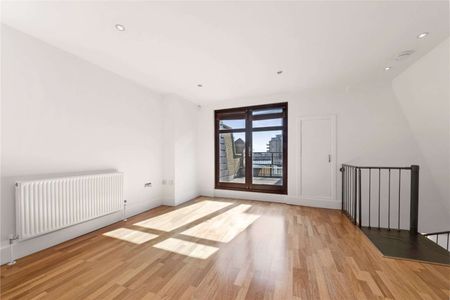 A spectacular find from Savills - a spacious 3/4 double bedroom, 3 bathroom townhouse spread across 4 floors, conveniently nestled just of Narrow Street. - Photo 5