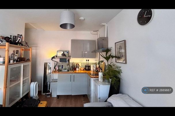 Studio to rent - Photo 1