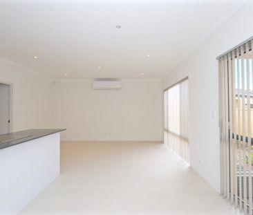 Low maintenance, perfect location, available now - Photo 1