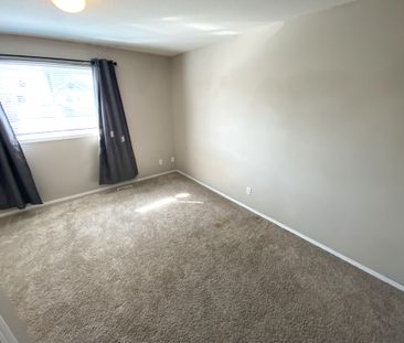 GREAT 3 BED, 1.5 BATH 2 STOREY TOWNHOUSE, W/ AN ATTACHED SINGLE GAR... - Photo 4