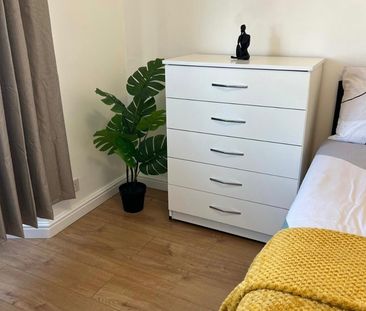 Room in a Shared House, Walton Close, NW2 - Photo 5