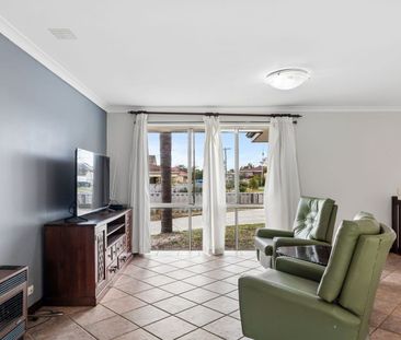 Spacious family home with large outdoor alfresco Entertaining area - Photo 2