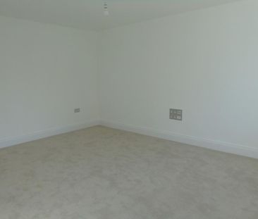 4 bedroom semi-detached house to rent - Photo 5