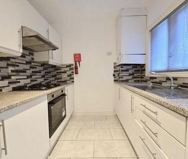 2 Bedroom, 2 bath, 1 reception Flat - Photo 4