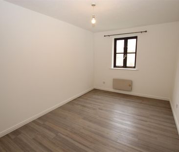 2 bedroom Flat to let - Photo 6